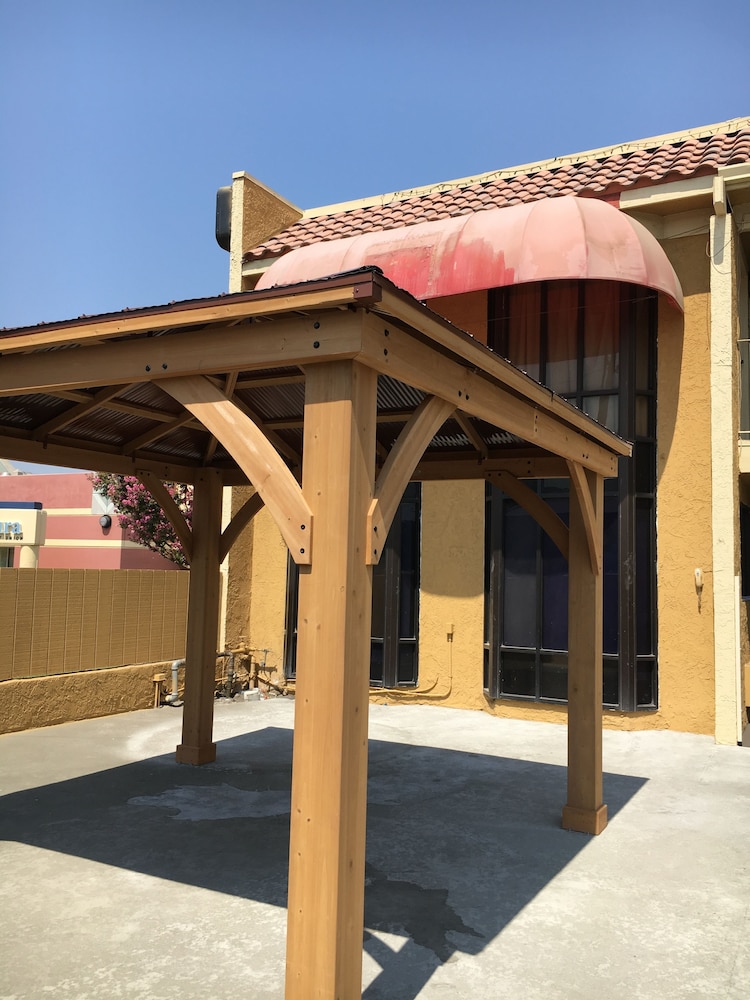 riverside inn and suites