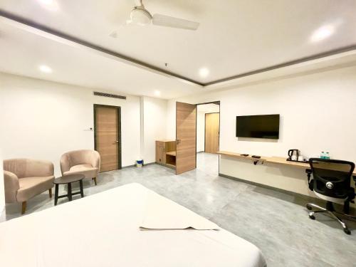 Hotel Chanakya,,3 star