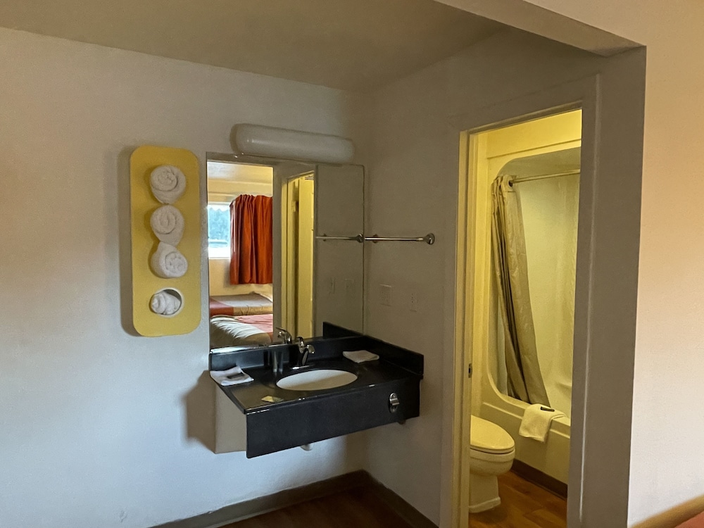 travelodge by wyndham brattleboro vt