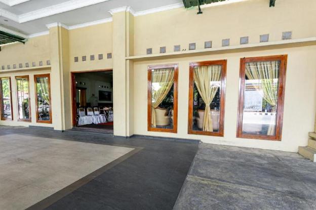 reddoorz plus near alun alun karanganyar