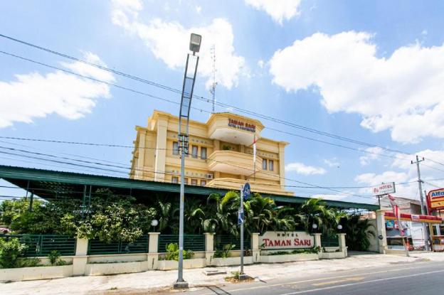 reddoorz plus near alun alun karanganyar