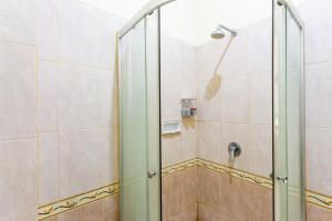 reddoorz plus near alun alun karanganyar