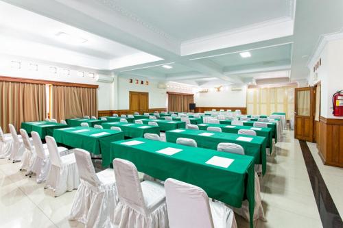 reddoorz plus near alun alun karanganyar