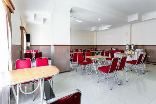 reddoorz plus near alun alun karanganyar