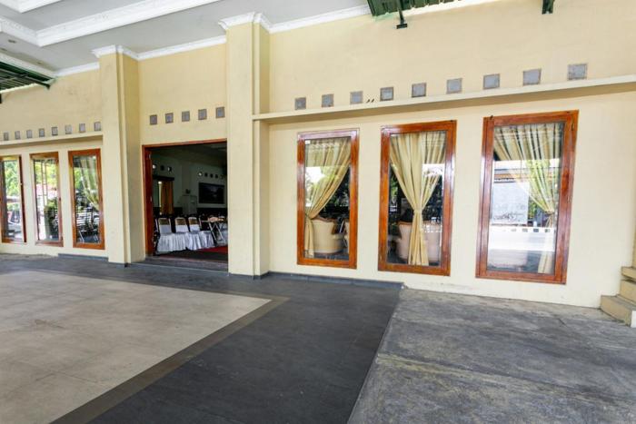 reddoorz plus near alun alun karanganyar