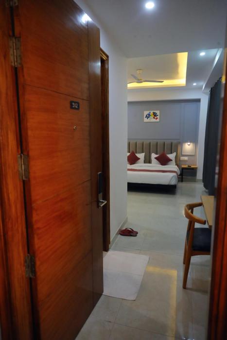 hotel mavens white near artemis hospital