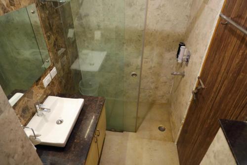 hotel mavens white near artemis hospital