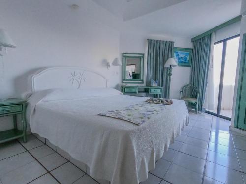hotel tropicana near olas altas street
