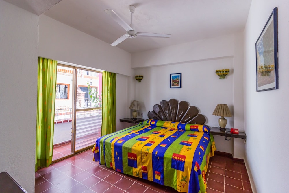 suites plaza del rio family hotel malecon centro