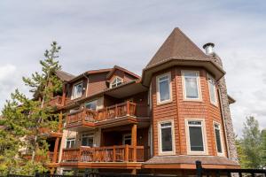 falcon crest lodge by clique