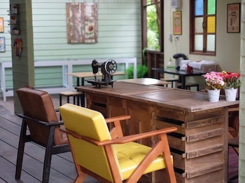 vayla samran 2 amphawa floating market