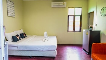 vayla samran 2 amphawa floating market