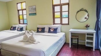 vayla samran 2 amphawa floating market