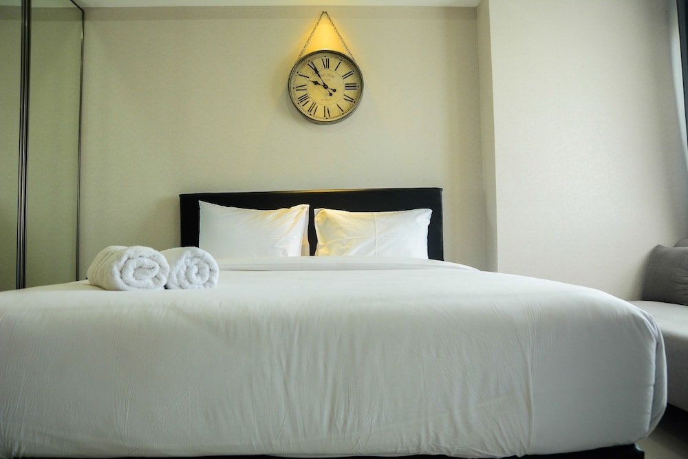 sophisticated studio at the oasis apartment