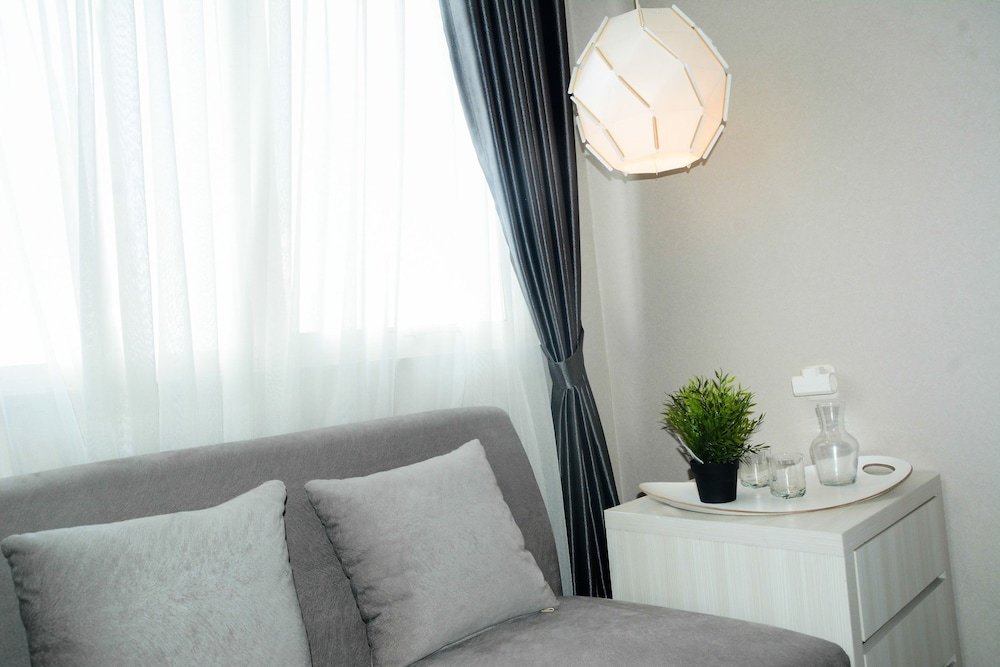 sophisticated studio at the oasis apartment