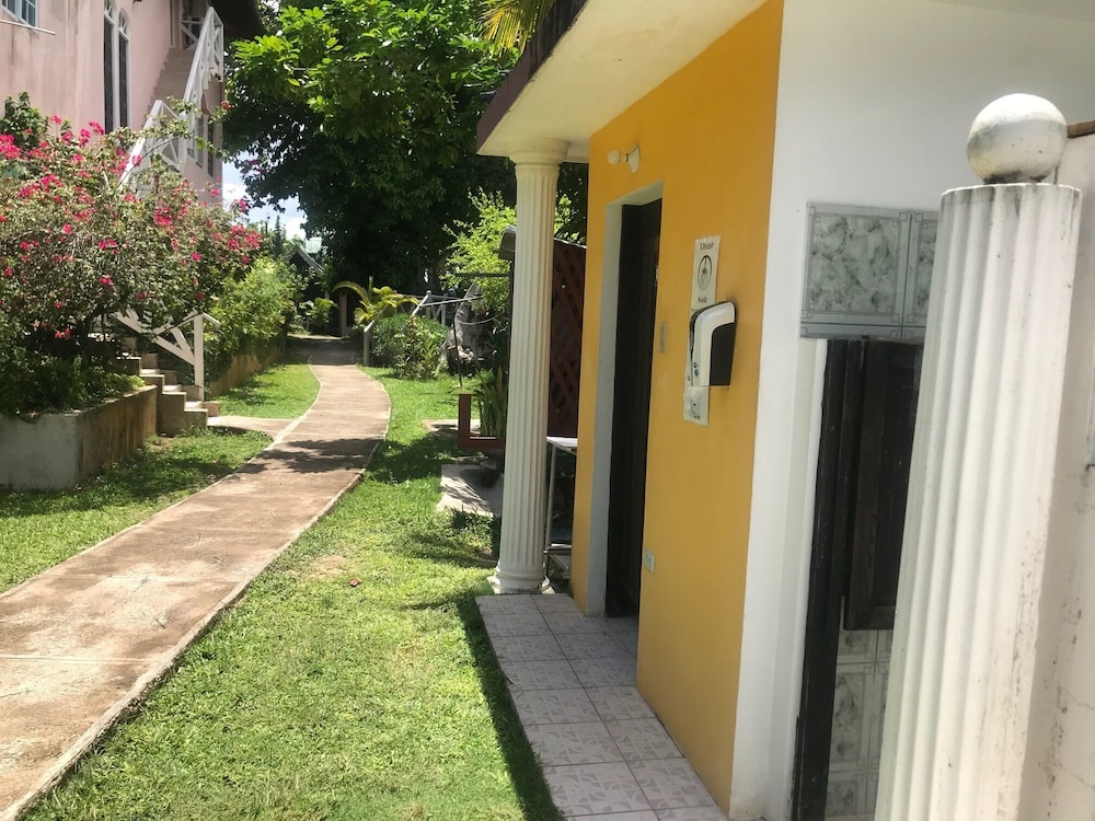 secret cabins at firefly beach