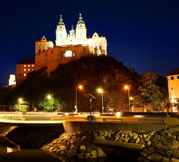 golden star premium apartments