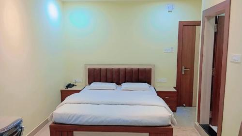 Corporate Habitat,,3 star
