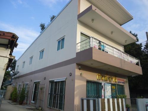 sorn waree apartment