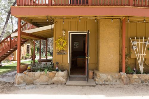 crown king cabins suites and bunkhouse