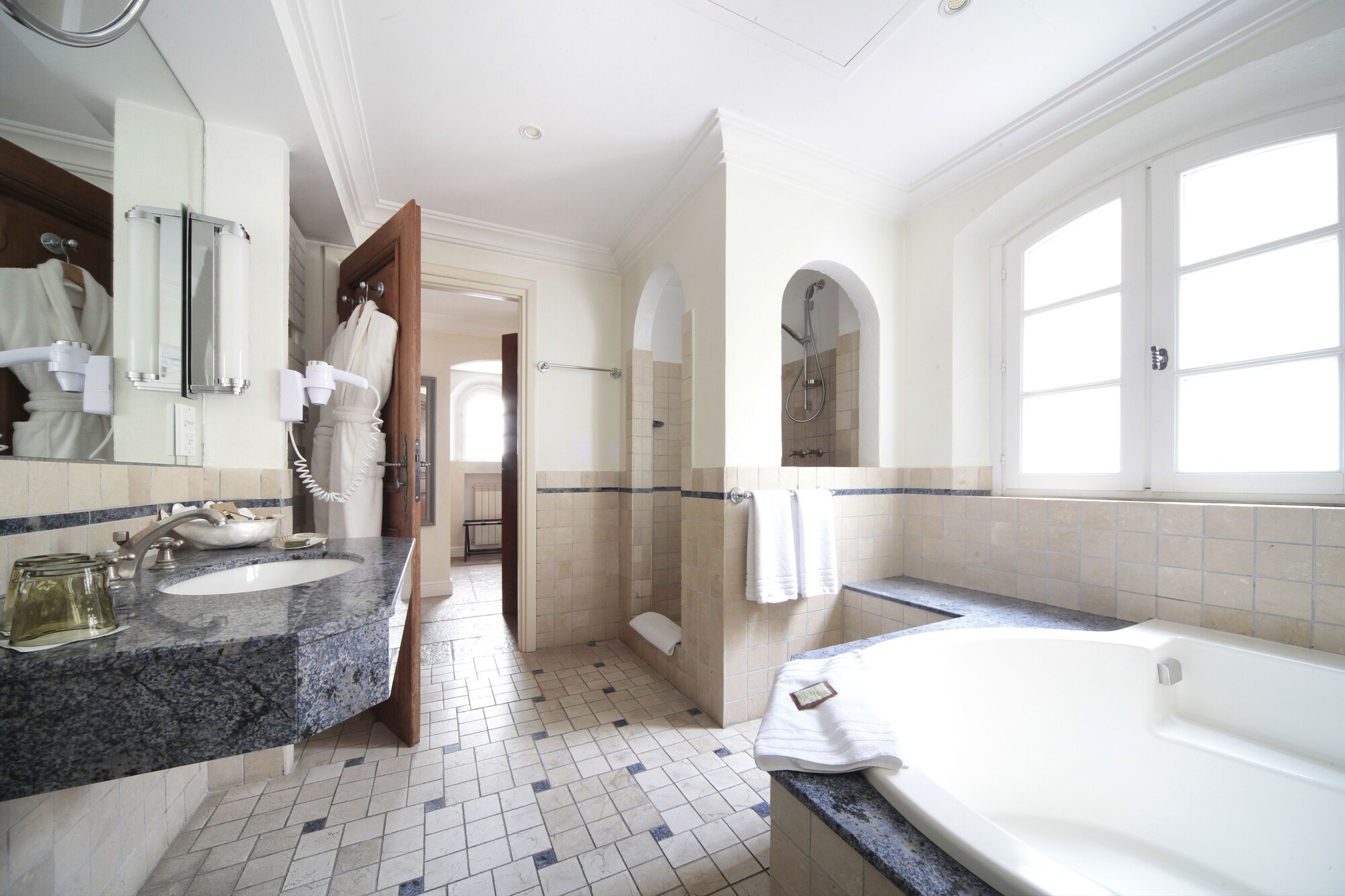 Hotel Alain Llorca,Antibes>>Alpes-Maritimes,4 star