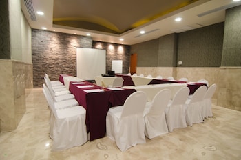 hotel hostal de cortes