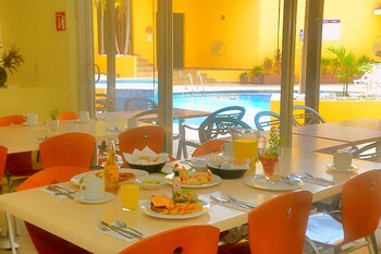 hotel hostal de cortes