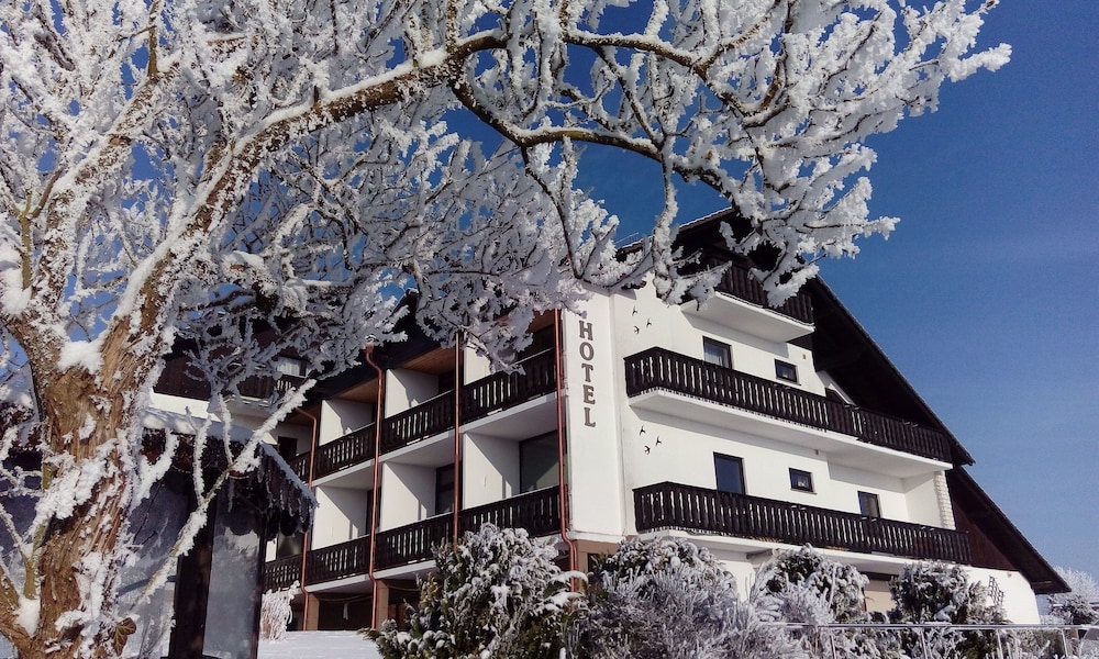 hotel and ferienwohnungen seeschlosschen