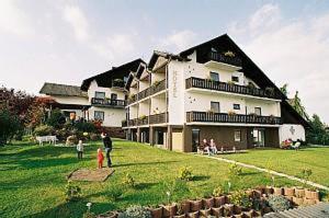hotel and ferienwohnungen seeschlosschen