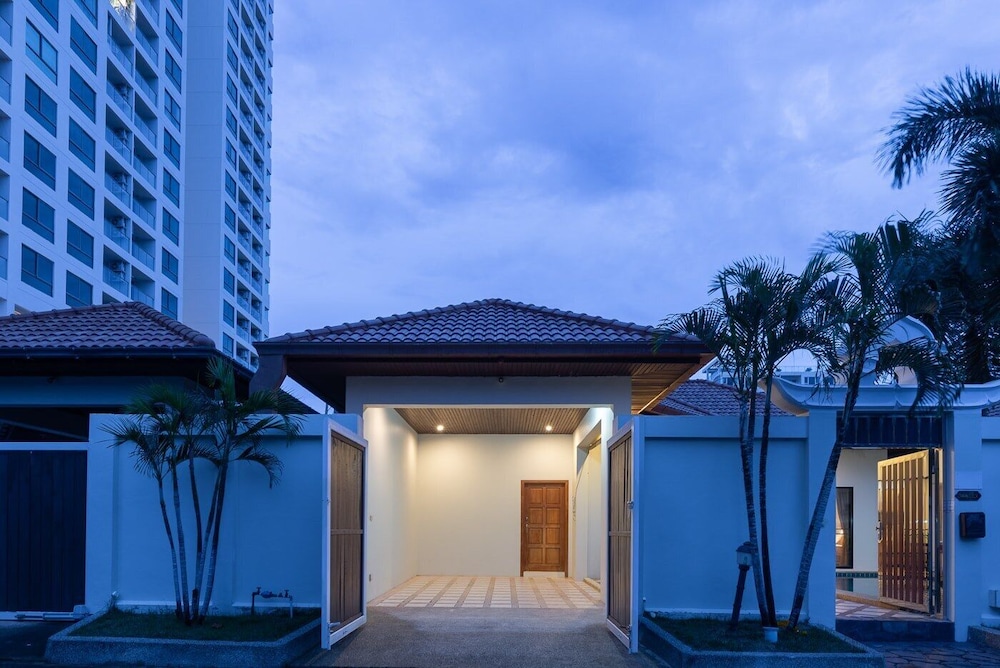 anb poolvilla 2br with private beach