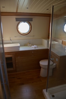 tagus marina houseboat