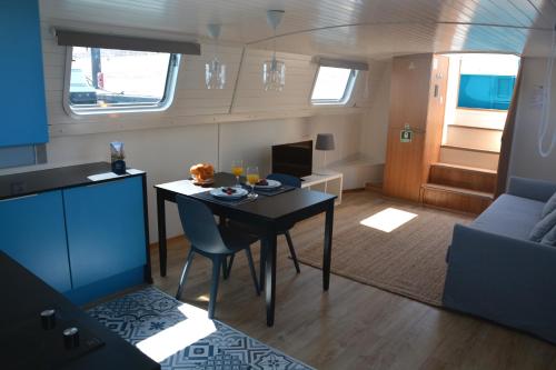 tagus marina houseboat