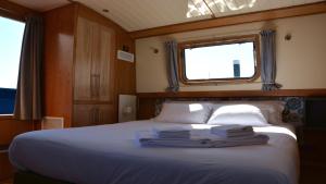tagus marina houseboat