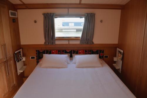 tagus marina houseboat