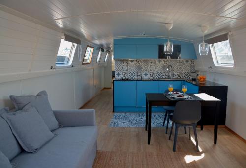 tagus marina houseboat