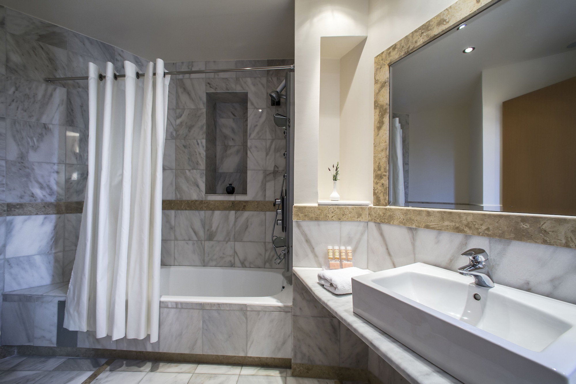 dekelia hotel