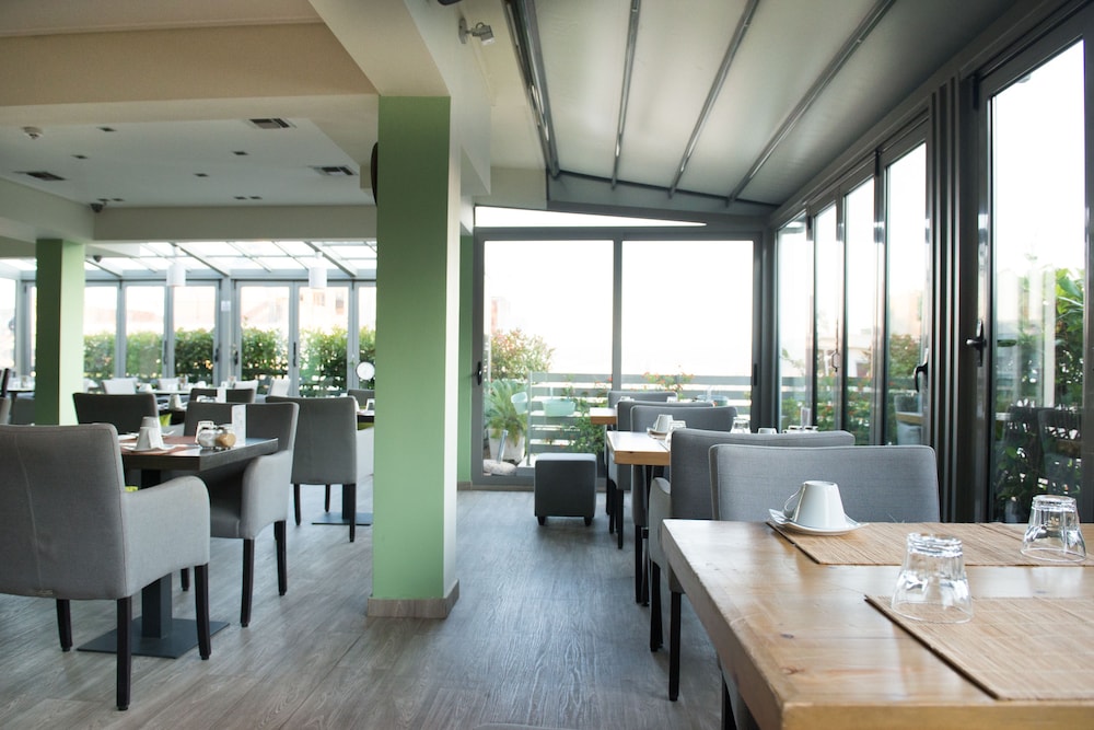 athens way pop art hotel