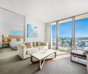 oaks redcliffe mon komo suites