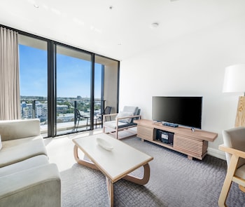 oaks redcliffe mon komo suites