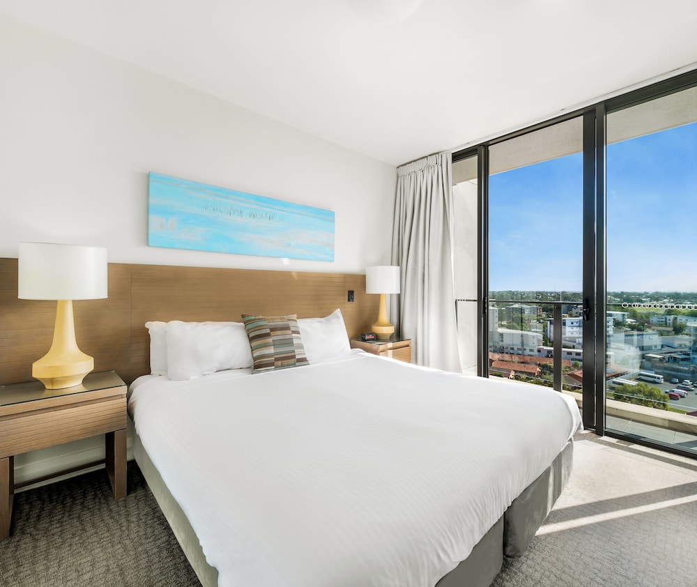 oaks redcliffe mon komo suites