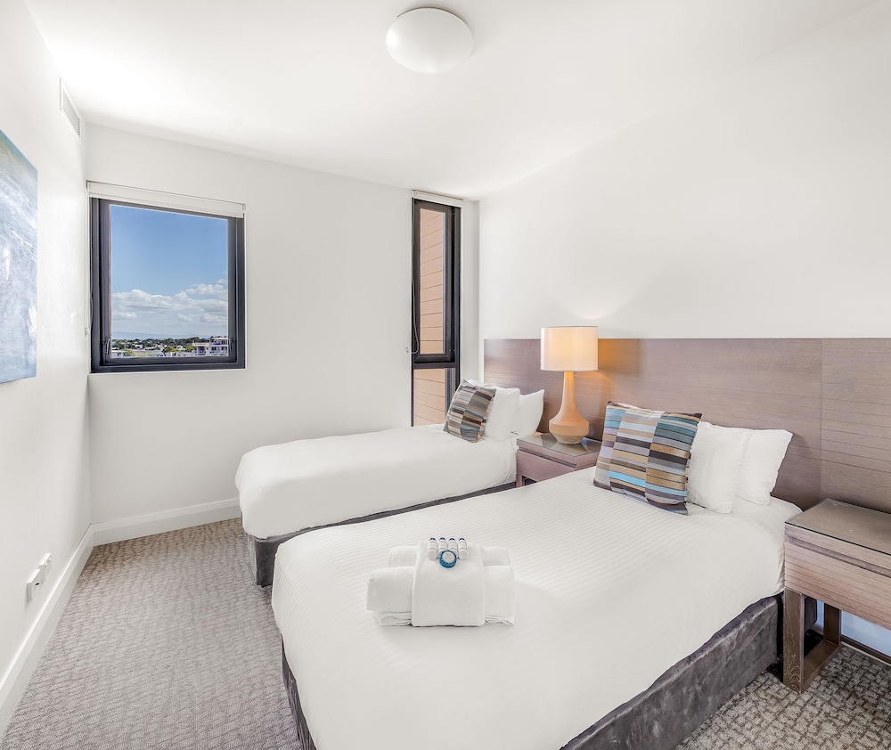 oaks redcliffe mon komo suites