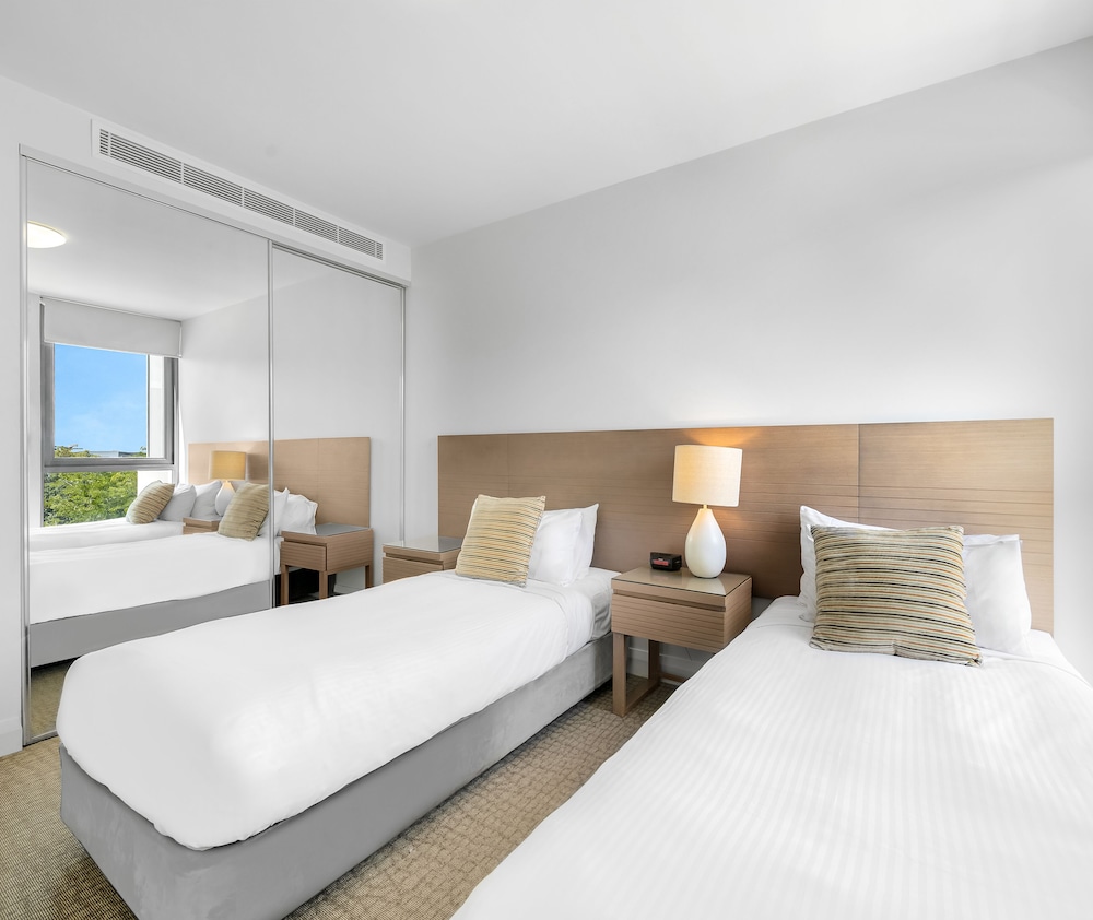 oaks redcliffe mon komo suites