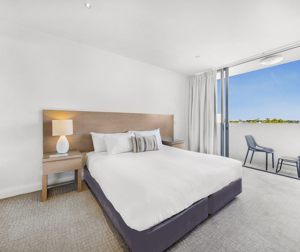 oaks redcliffe mon komo suites