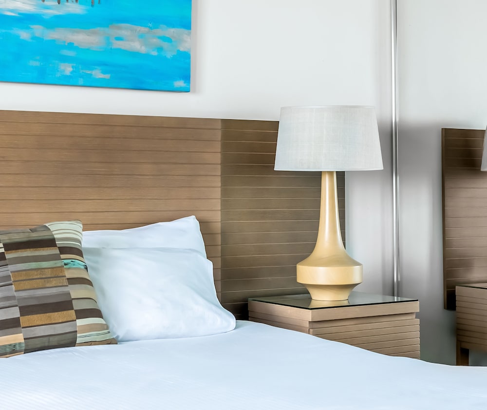 oaks redcliffe mon komo suites