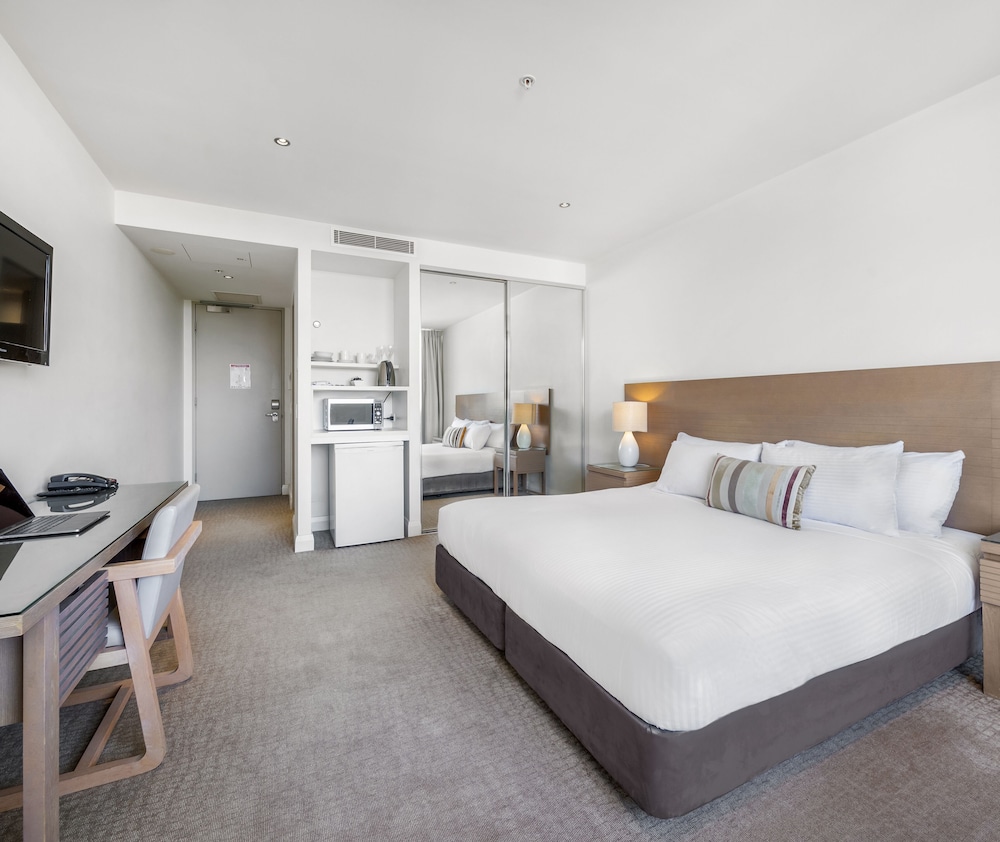 oaks redcliffe mon komo suites