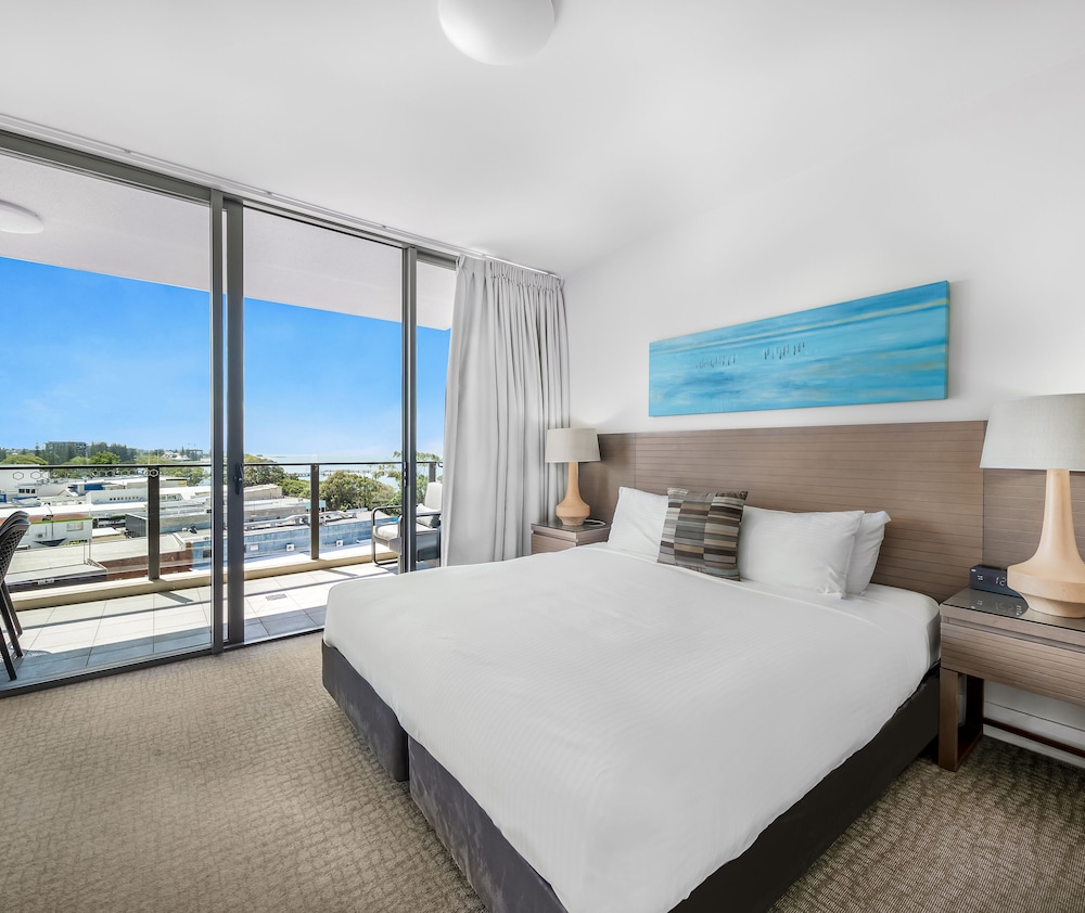 oaks redcliffe mon komo suites