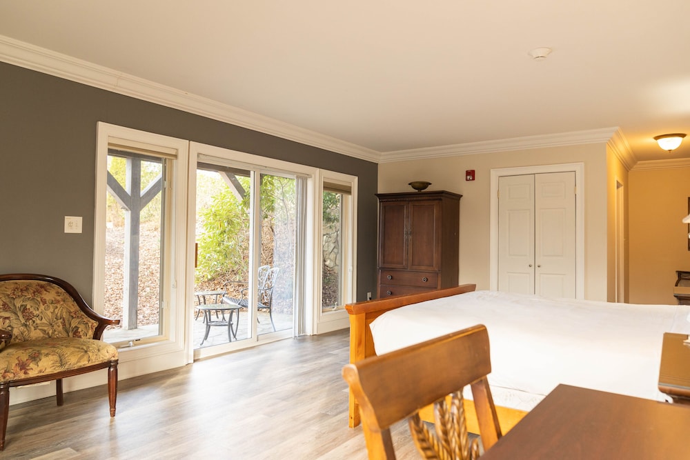 the inn at crestwood