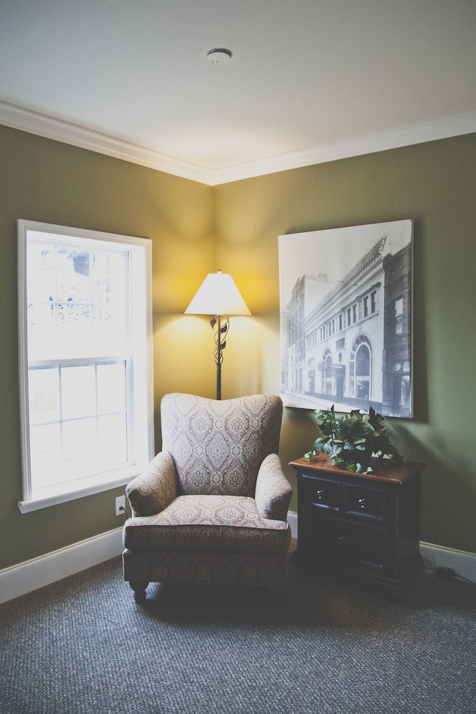 the inn at crestwood