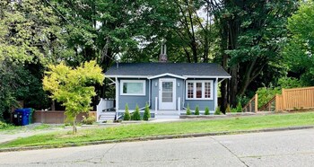 Phinneywood Hideaway - Zoo Meets Lake,,3.5 star