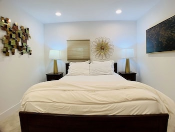 Phinneywood Hideaway - Zoo Meets Lake,,3.5 star